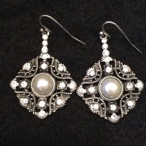 Event earrings w rhinestones/pearl